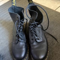 Woman Size 7 Dr Marten Boots