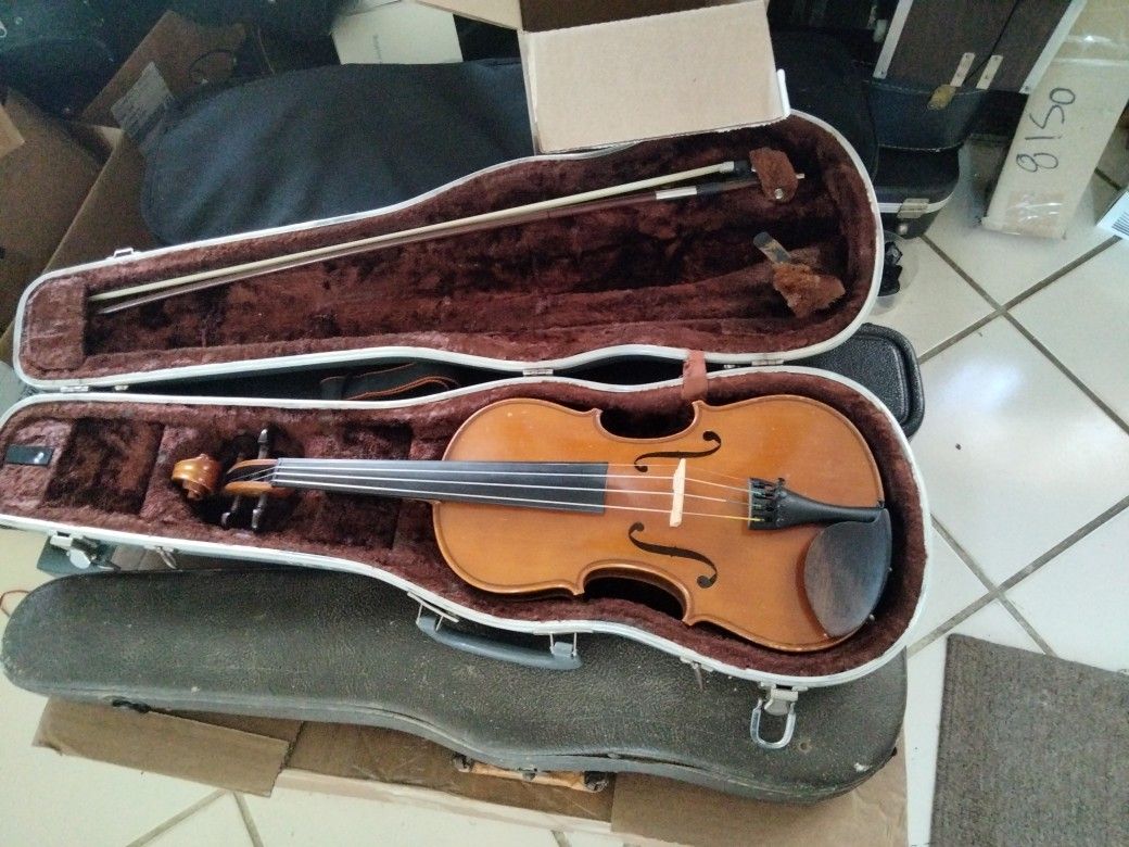 Yamaha Violin Model V5 Full Size 4/4 with Bow & Case