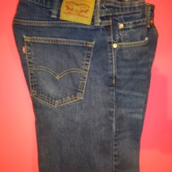 The Levi's Flex 505 Regular Men's Jeans in size 40x32 offer a comfortable fit with added stretch for flexibility. The medium wash and solid blue color