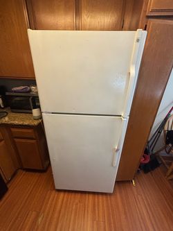 GE Top-Freezer Refrigerator White