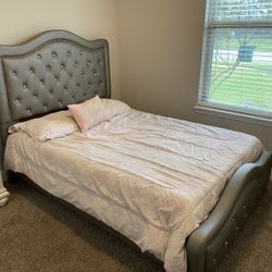 Furniture -Full bed, Dresser/mirror & Nightstand 