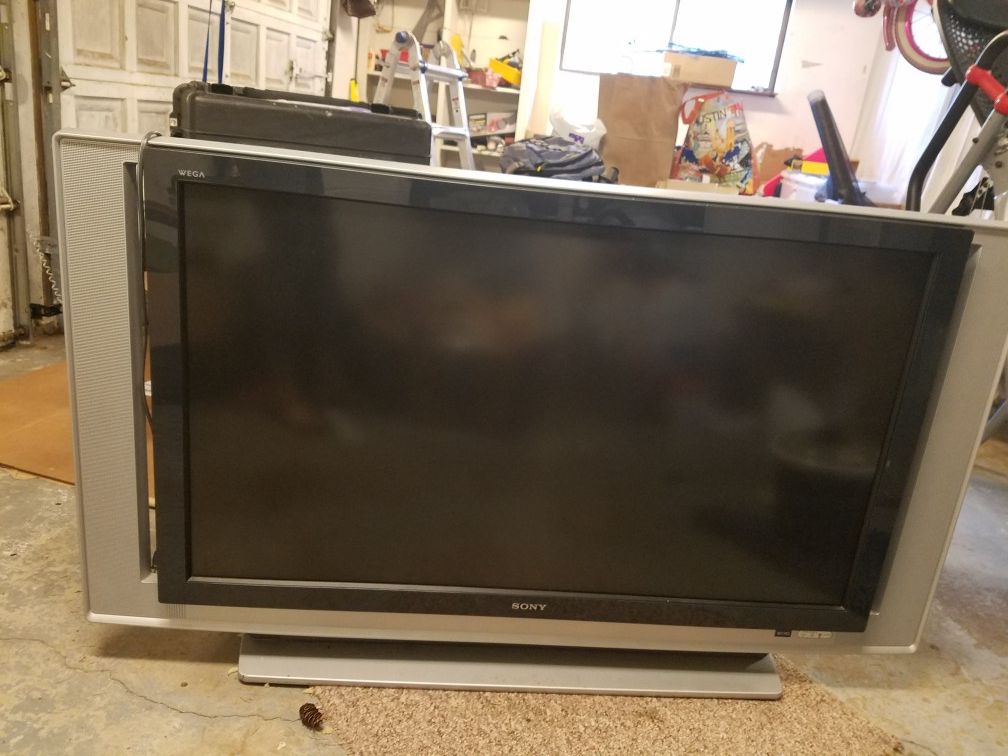 Sony 50" rear projection television w/remote. Beautiful picture!