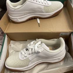 Women’s 9.5. California Exotic  Whisper White-white-gold Shoe