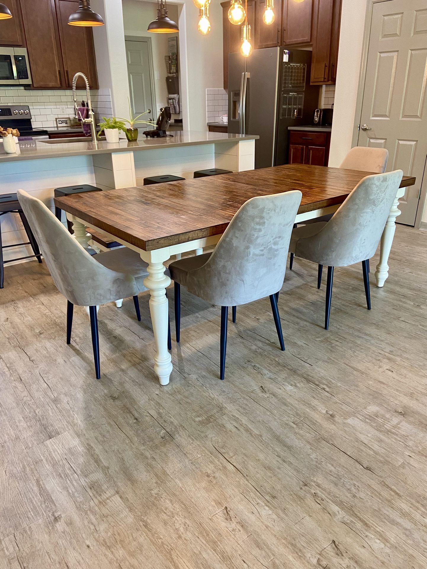 Rooms To Go Dining Table, Bench, and 4 Chairs.