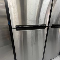 Frigidaire 18cu Ft Refrigerator Like New! 💥 Scratch And Dent Sale 💥 Only $400