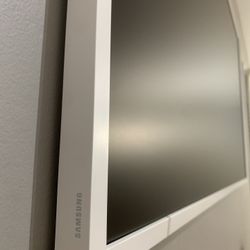 Samsung 55 Inch “Frame” TV Customizable Bezel in Modern White. 