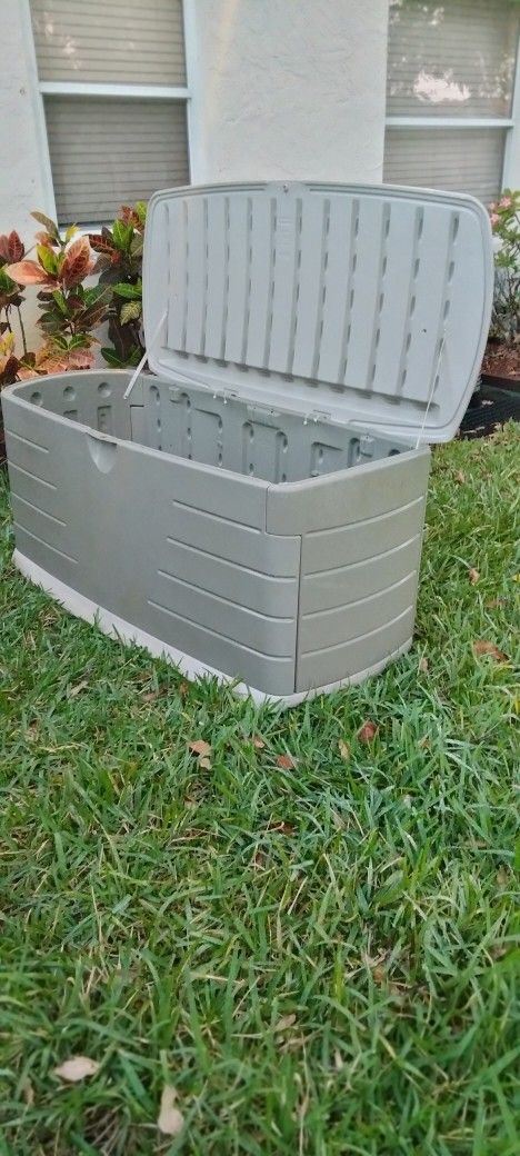 Rubbermaid 120 Gal Waterproof Resin Deck Storage Lock Box Bin w