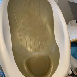 Baby Bath Seat Barely Used 