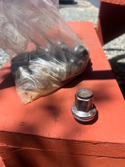 2016 Nissan titan OEM lug nut
