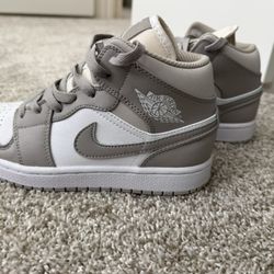Light Gray Jordan’s - Women 6.5