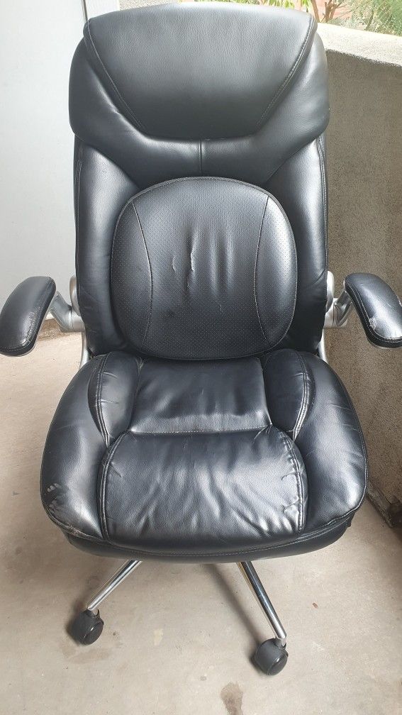 Huanuo Leather Ergonomic Office Chair with Adjustable Flip-up arms and Adjustable Lumbar Support