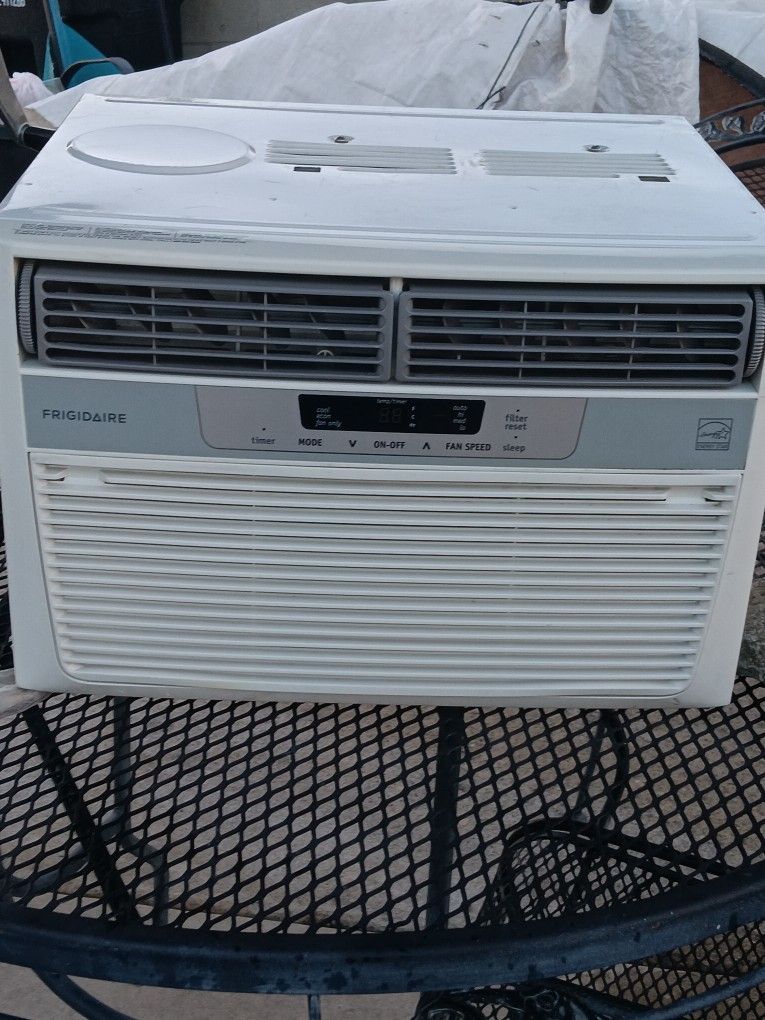 Frigidaire Window AC Unit 6000 BTU'S