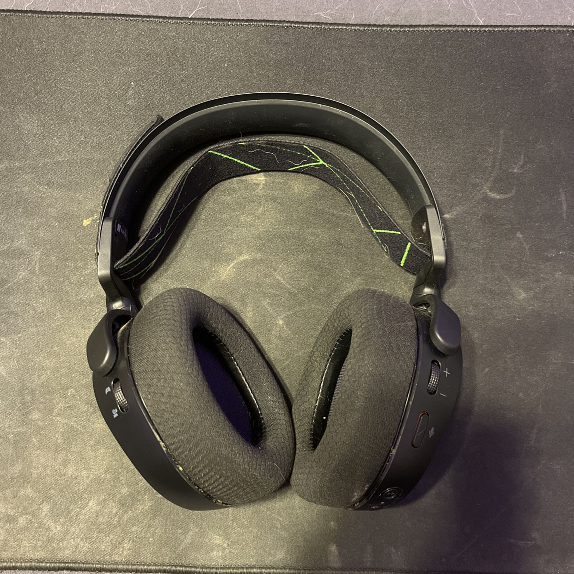 SteelSeries Arctic 9x wireless gaming headphones 
