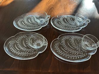 Vintage Federal Glass snack set,Homestead wheat pattern from the 1950s. The set includes clear pressed glass plates with a flowing vine design and mat