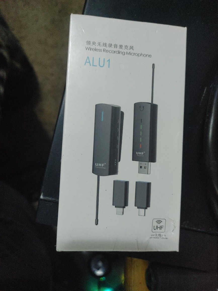 Wireless Recording Microphone Kit / iOS & Android Compatible