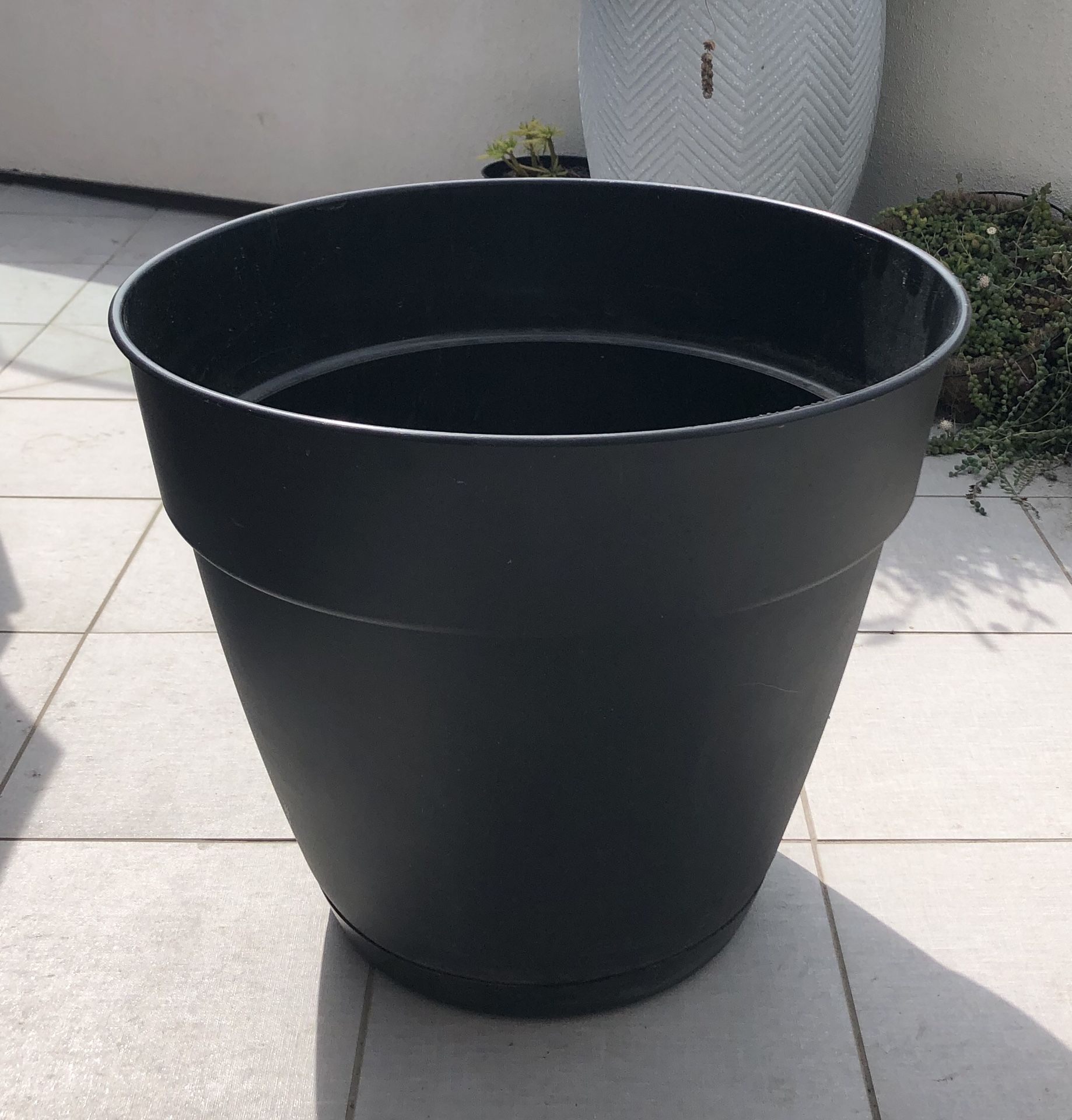 Dynamic Design Newbury 20 in. x 20 in. Black Poly Planter