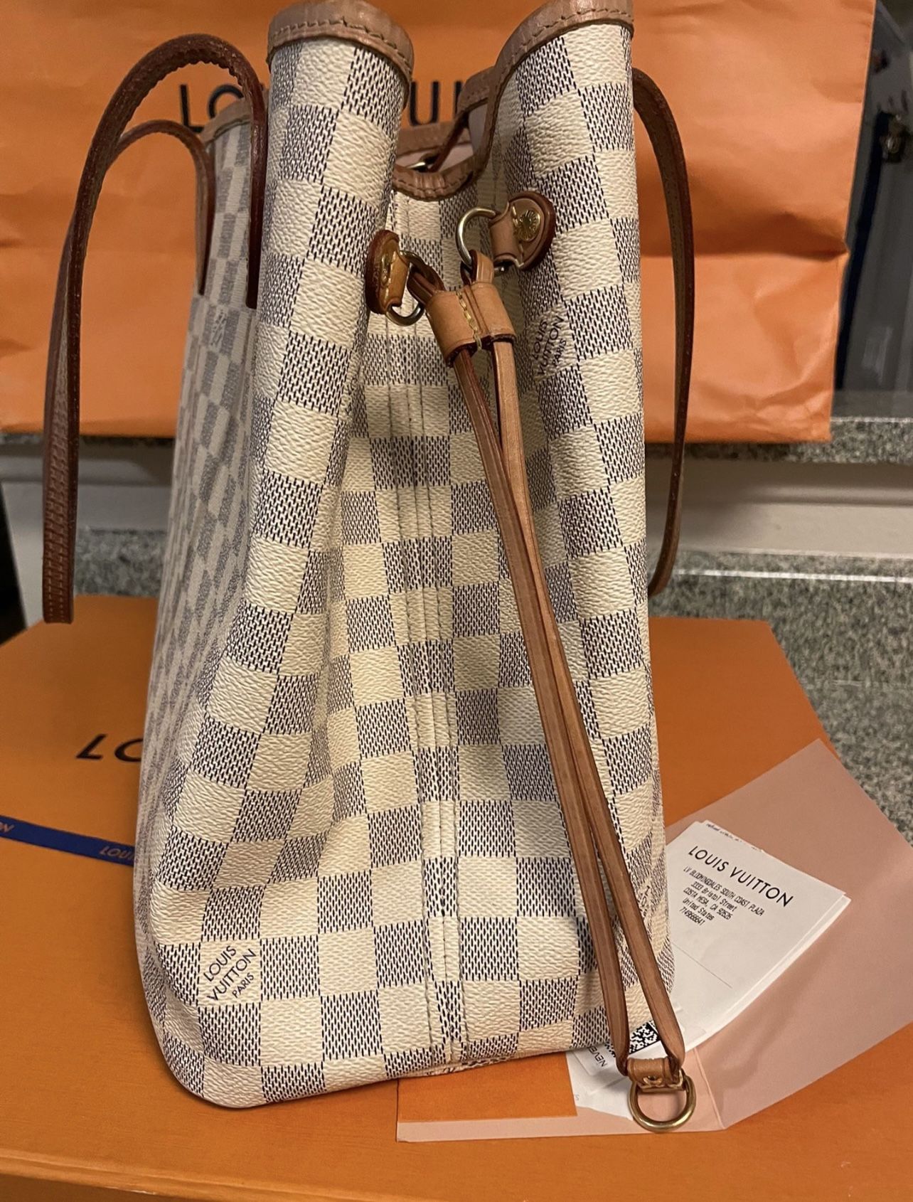 AUTHENTIC Louis Vuitton Neverfull GM Tote (Small Defect on One Side) for  Sale in Palm Desert, CA - OfferUp