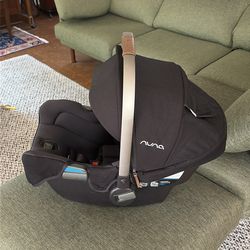 Nuna Pipa carseat,  Base and infant insert