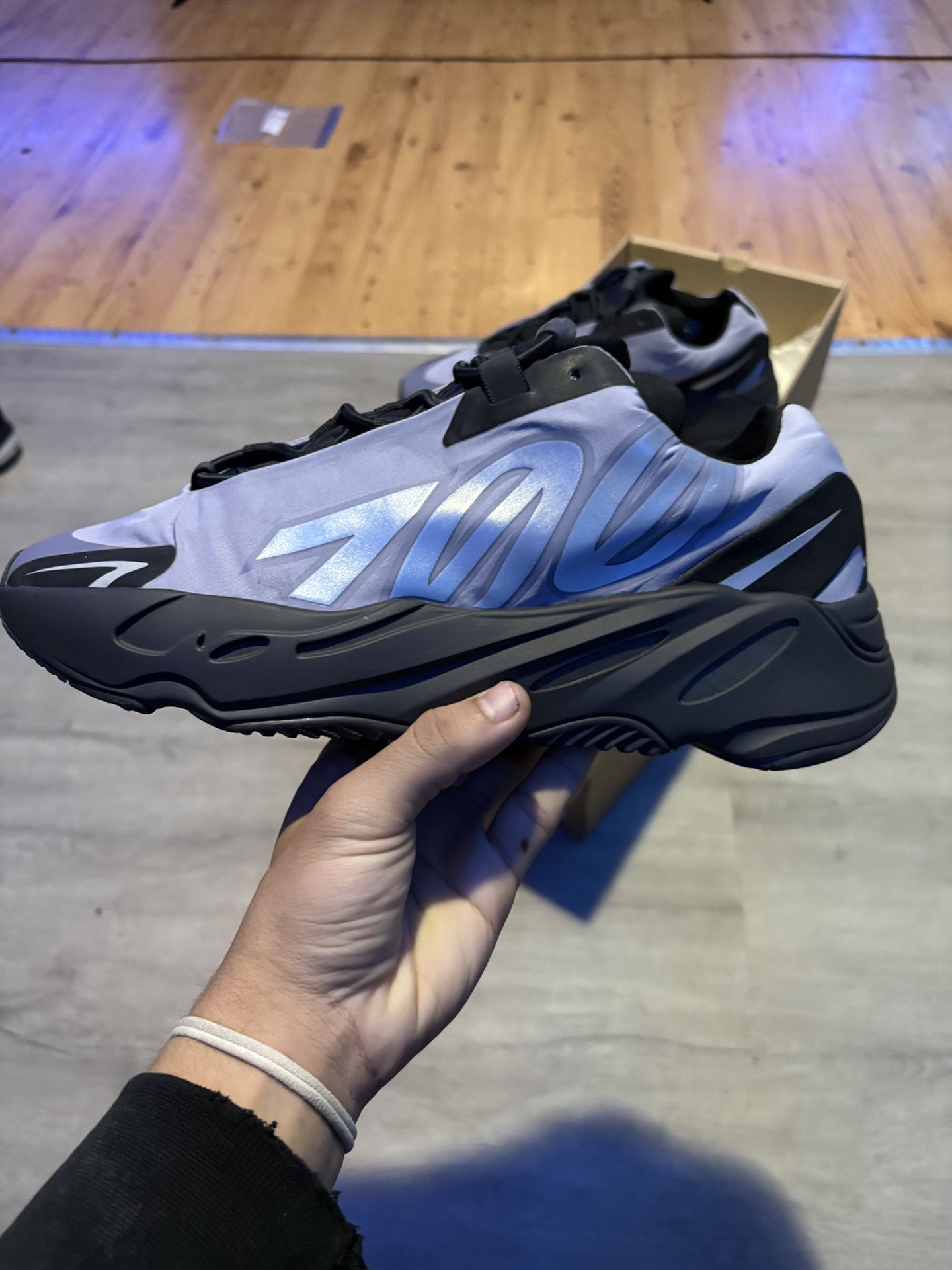 YZY 700 MNVN