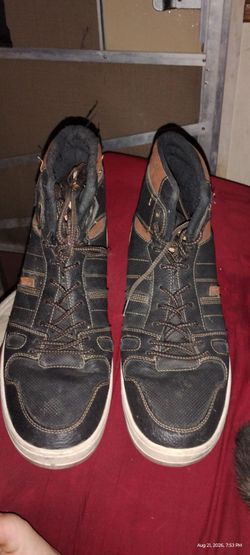 Men's size 13 Levi's shoes
