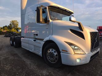 2019 Volvo Mid-Roof Semi Truck – Clean Title – $38,000