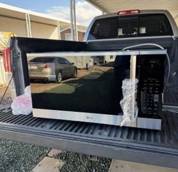 LG 1.8 c.u. ft Microwave DENTED!