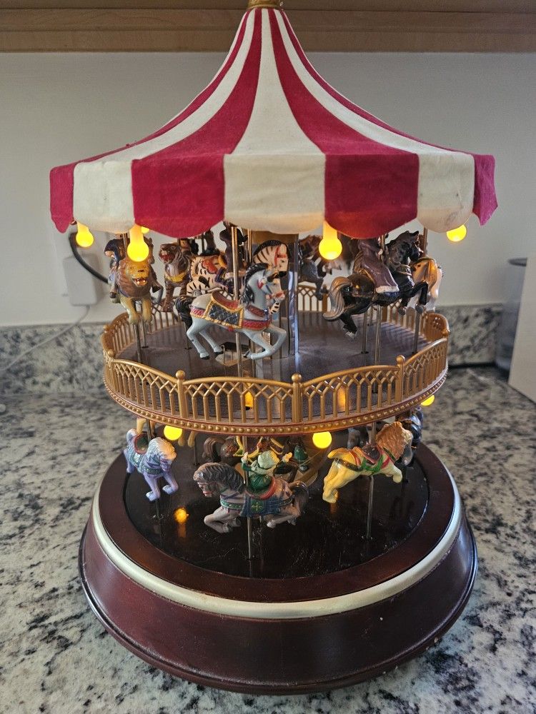 $50.00 - 1999 MR CHRISTMAS DOUBLE DECKER CAROUSEL! Lights+ Holiday & Regular Music Works BUT does Not Spin = "As Is" Offer!