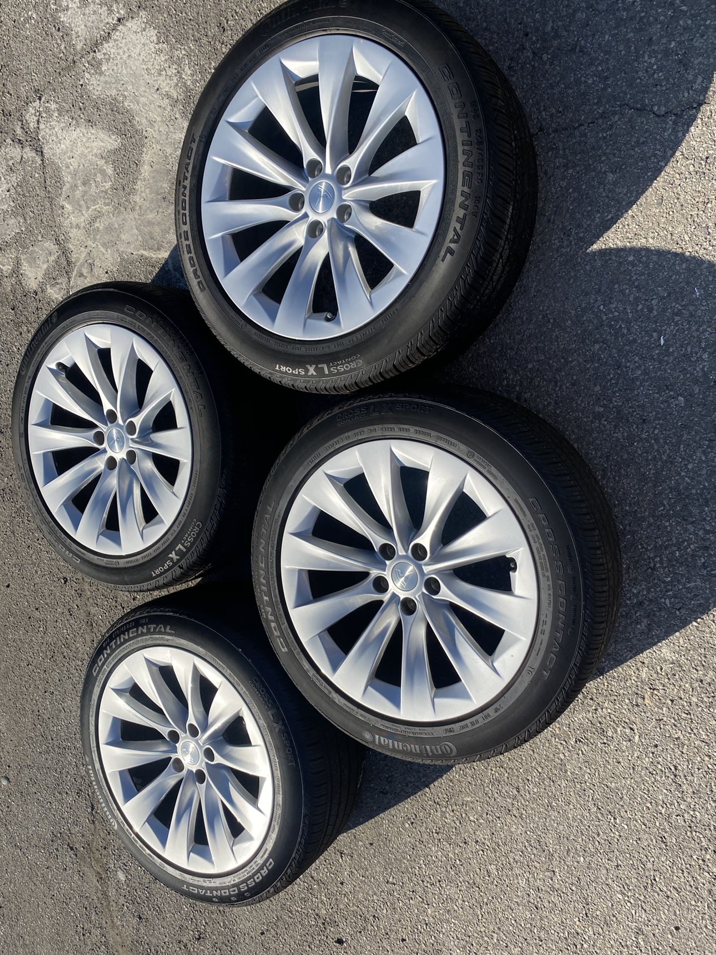 Tesla model x rims and tires 20” with tire sensor