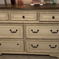 Queen Bedroom Set , Including Dresser Mirror & 1 Nightstand 