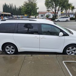 2015 Toyota Sienna LE 