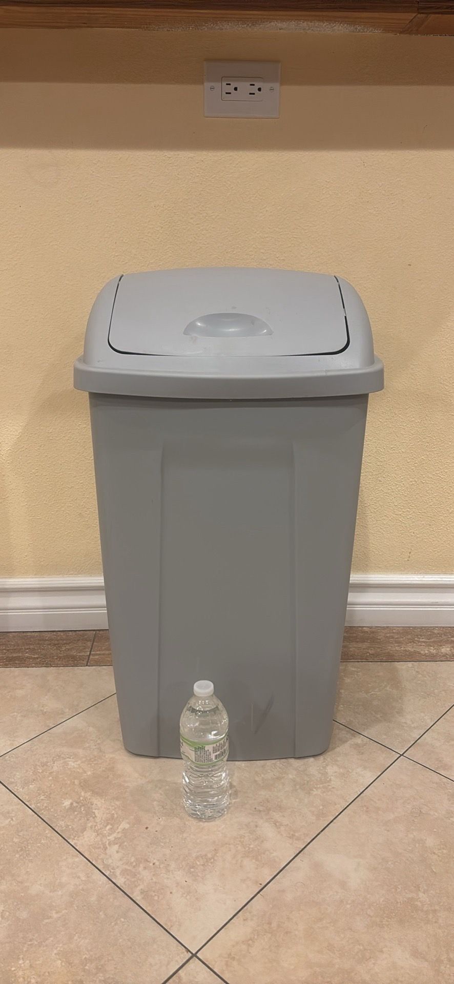 Plastic kitchen trashcan