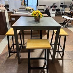 🔥Set of 5🔥Grey 34.5-inch square bar-height dining table with a waterproof tabletop and 25.6-inch solid wood bar stools with footrests.  💰280$