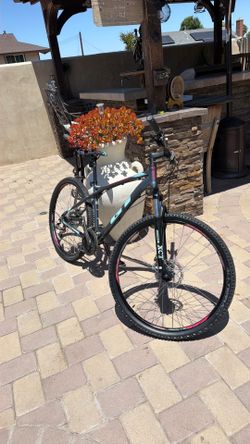 GT Laguna Pro 27.5” Mountain Bike – Medium Frame – Disc Brakes