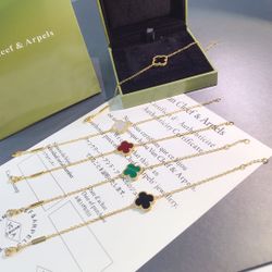 Van CLeef & Arpels  Four-leaf clover single flower bracelet