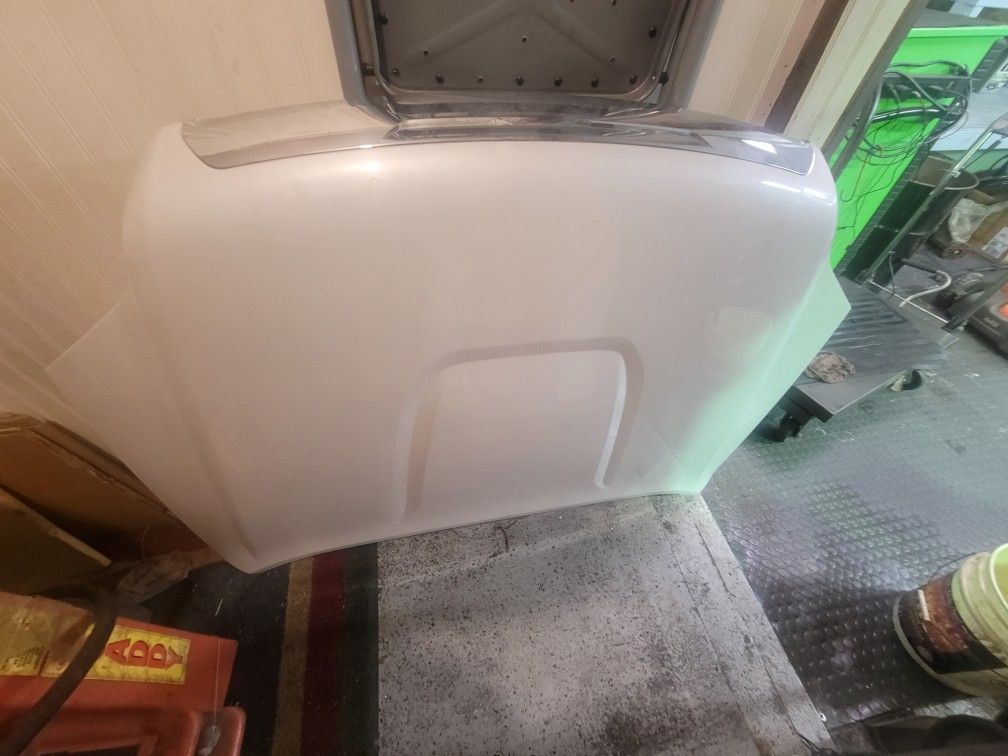 Peal White Hood