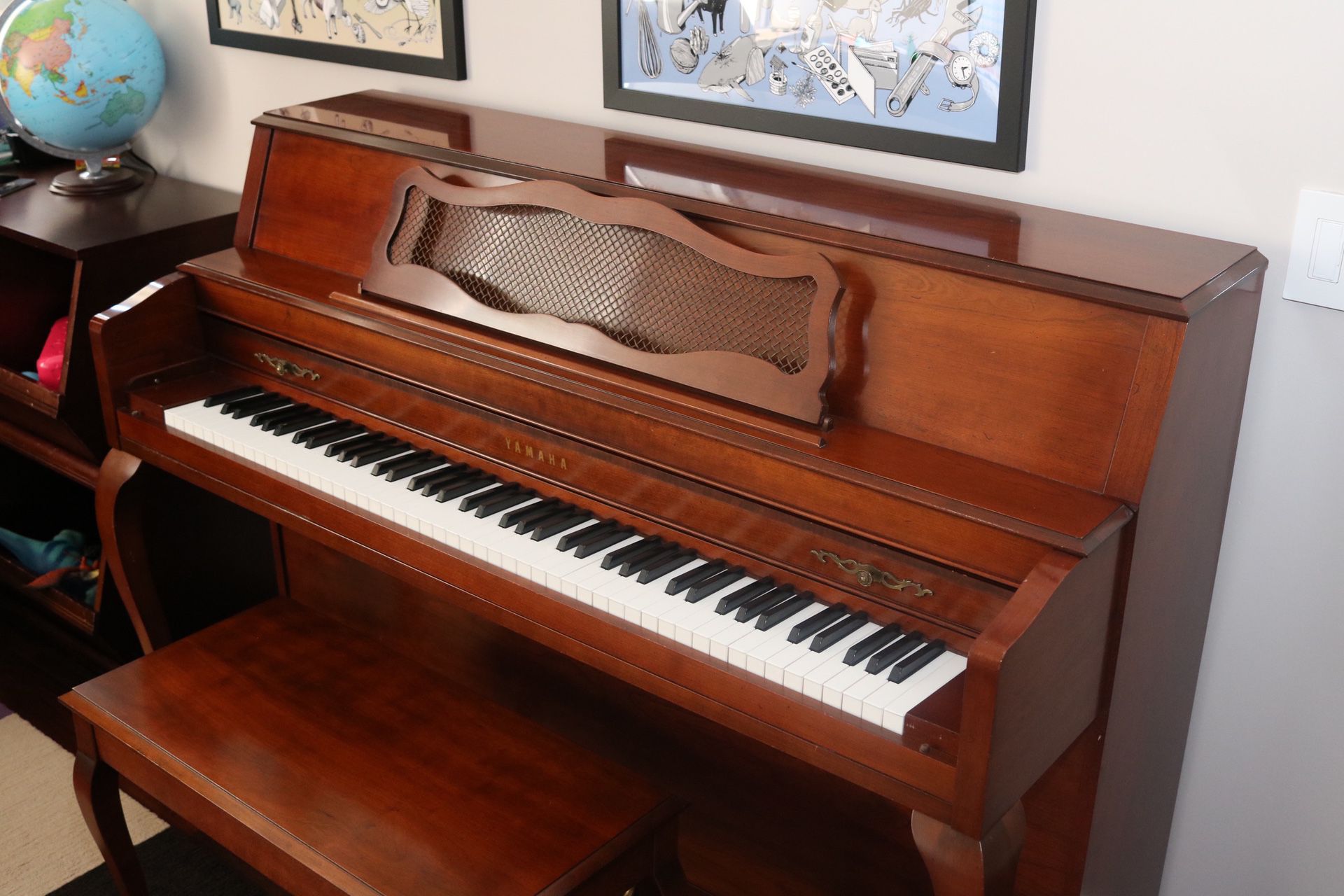 Yamaha M305 Acoustic Upright Piano