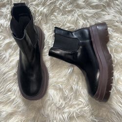 Women’s boots size 9