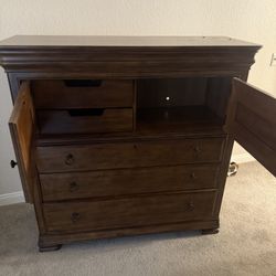 Queen Bed And Dresser 