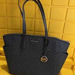 🏡Michael Kors Marilyn Medium Signature Logo Tote Bag With Greenwich Medium Signature Logo