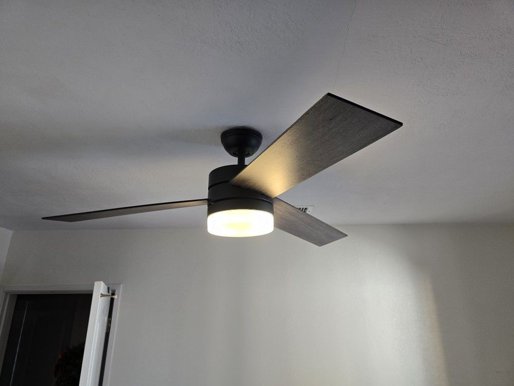Hunter 54in Contemporary Ceiling Fan with Remote Control in Brushed Nickel