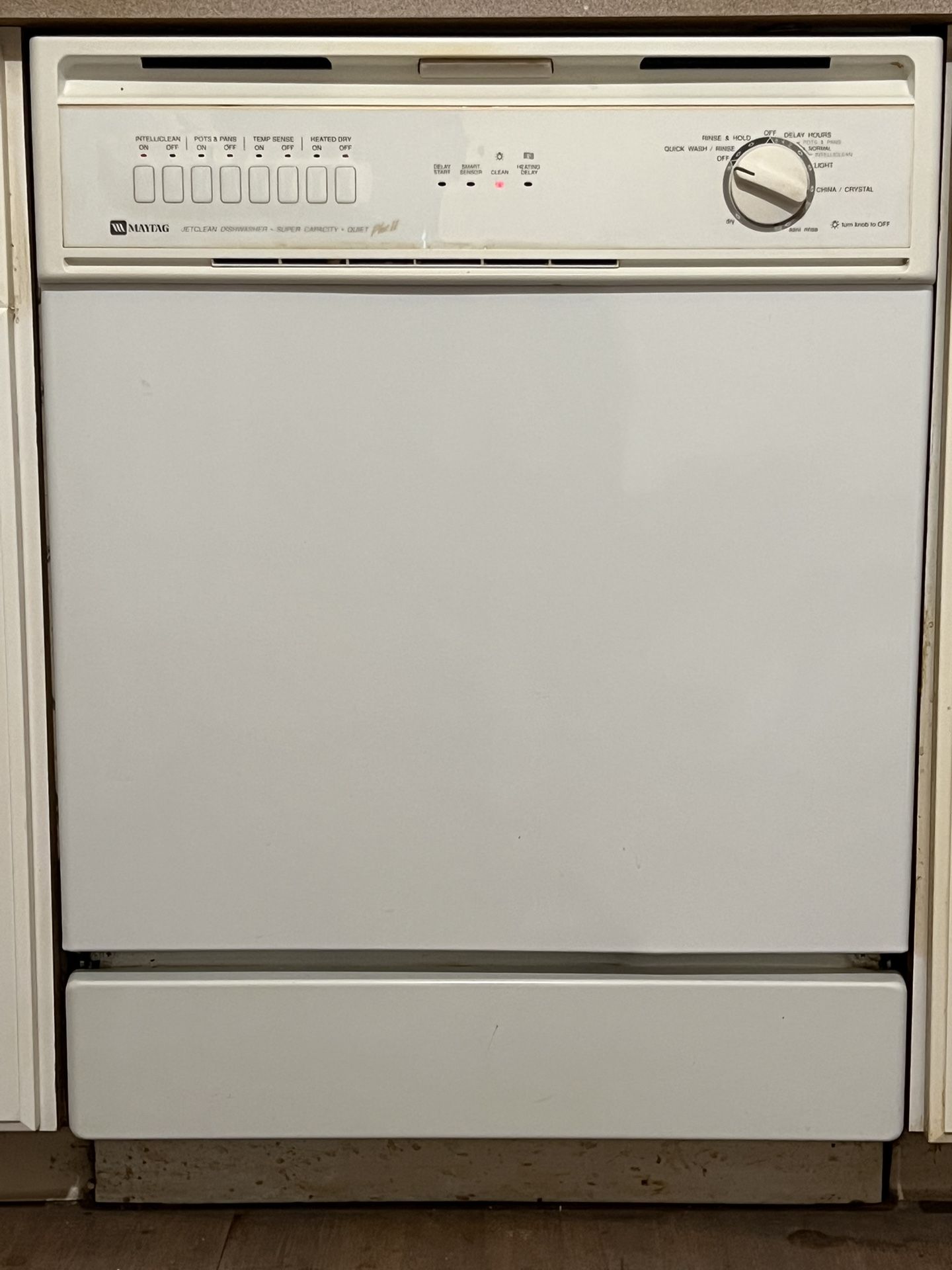White Maytag Dishwasher (Model #: MDB6000AWW)
