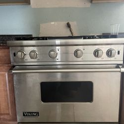 Viking Professional 36” 4 Burner Center Griddle Gas Range 