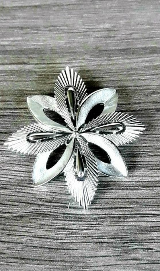 Gorgeous Trifari Star Brooch/Broche