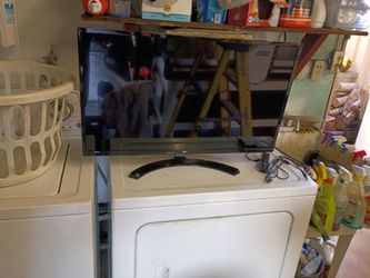 LG 32 inch LCD computer monitor, HDMI, display port, vga