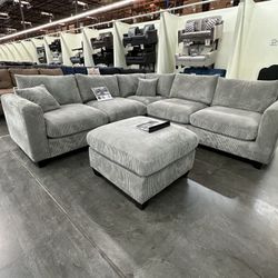 4-Pcs Sectional
LAF Loveseat + RAF Loveseat + Corner Wedge + Cocktail Ottoman-Fog
Corduroy sectional 
New in a box 

Bonito Seccional de 4 Piezas 
