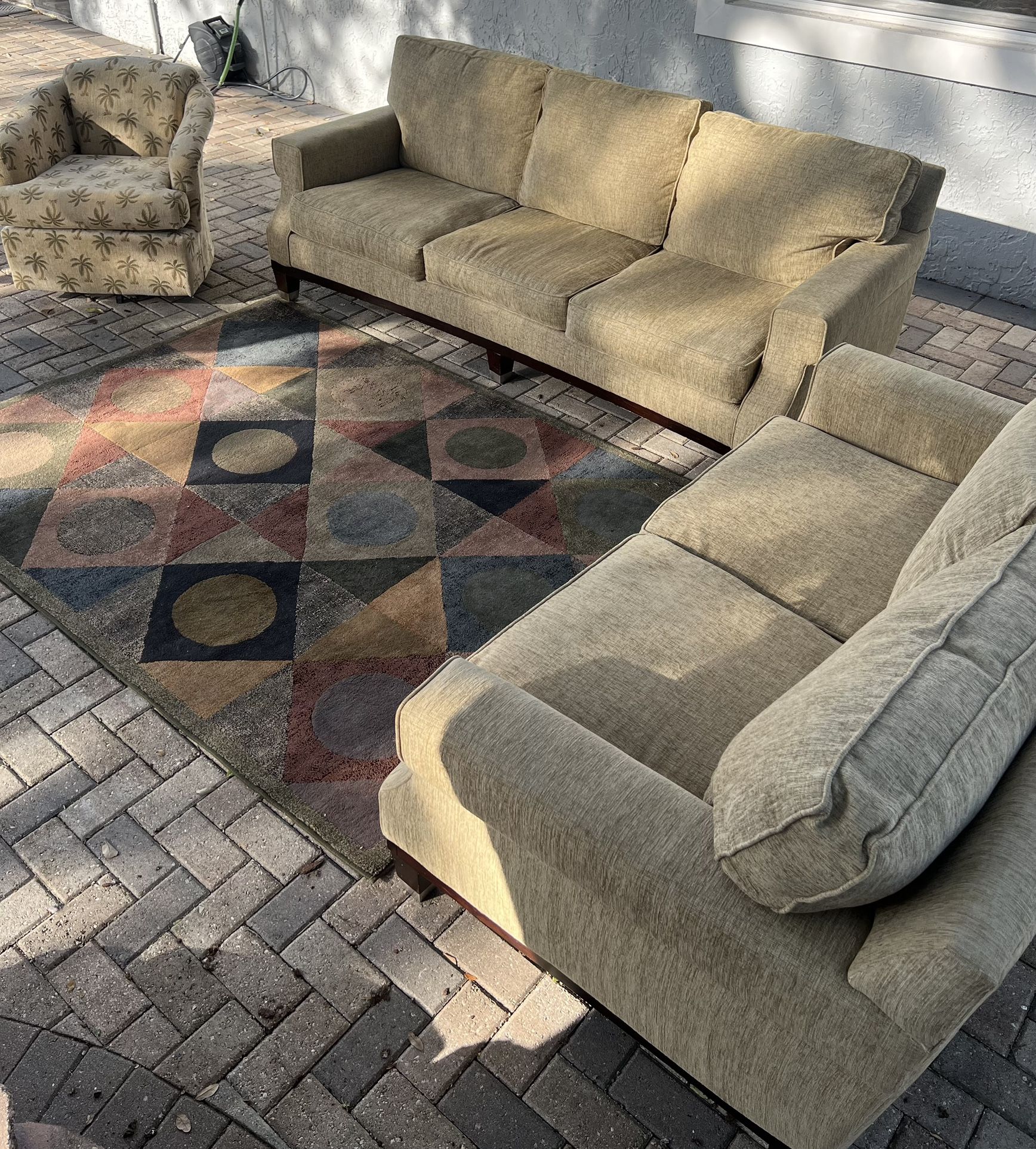 Beautiful set. Sofa, loveseat and armchair. In perfect condition. Carpet included. I can deliver for an additional cost. Price 200$ 