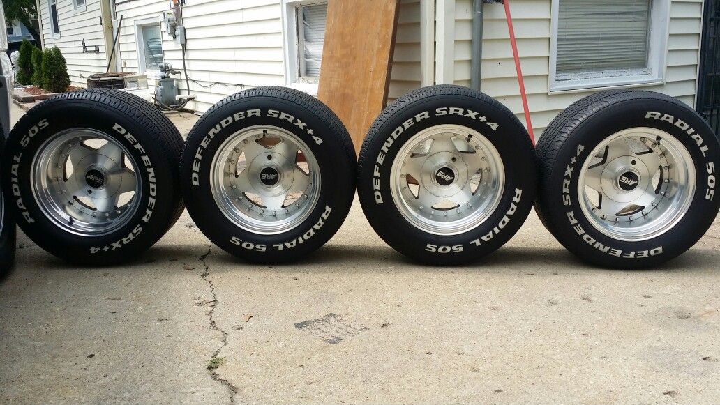 Vendo rines 15 x10 para ford y dodge ram 5 birlos bolt pattern 5x139.7 medida de llanta 295 50 15 una llanta no sirve
