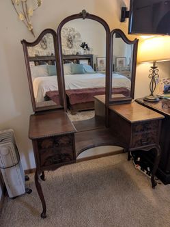 Queen Anne Antique Dressing Table