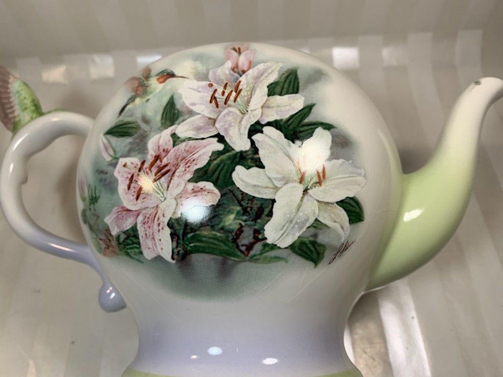 Vintage Tela Flora teapot with hummingbird and Lily's