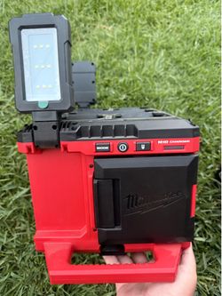 Milwaukee packout light/charger